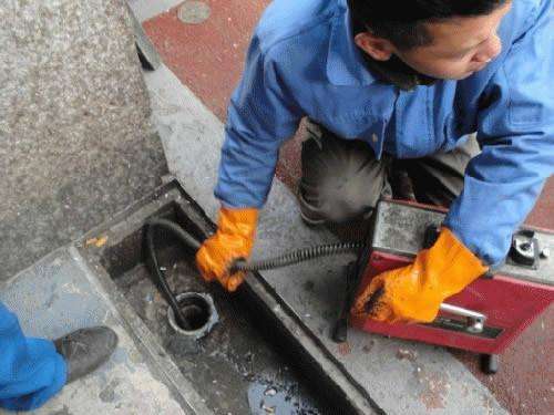 群英乡疏通下水道