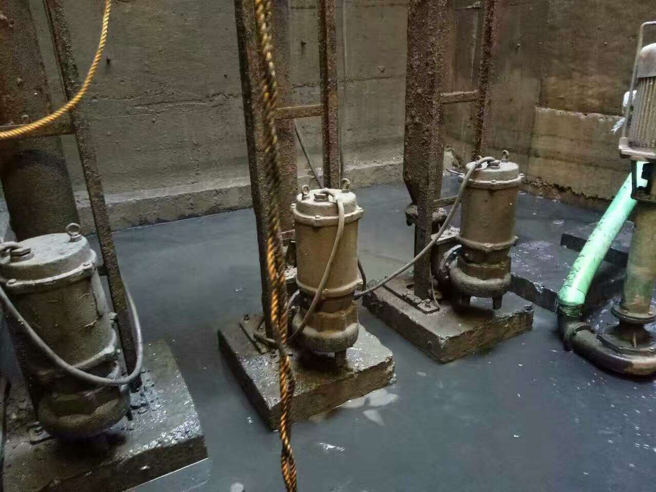 群英乡污水池清理